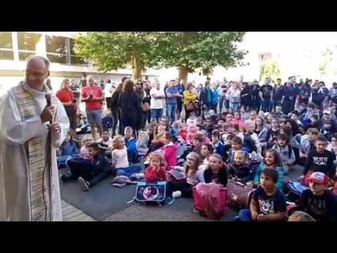Les cartables des écoliers de Sainte-Marie bénis
