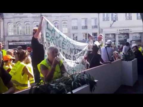 Les gilets jaunes manifestent à l'entrée de Livres dans la Boucle