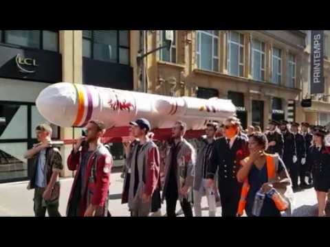 Étudiants dans la ville-ville-ville