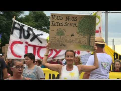 Hundreds rally in Bordeaux to protest against climate change