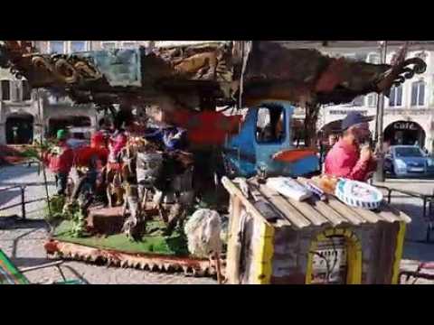 Le manège déjanté du Carrousel Titanos donne le top départ du festival des Arts de la rue qui se déroule tout ce week-end à Pont-à-Mousson