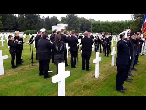 Les hymnes français et américain joué à Dinozé pour les sldats tombés à la Libértion de Remiremont et Saint-Nabord