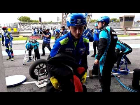 Passage au stand d’Etienne Masson avec Vincent Philippe qui est prêt, mais qui laisse partir son équipier pour un double relais