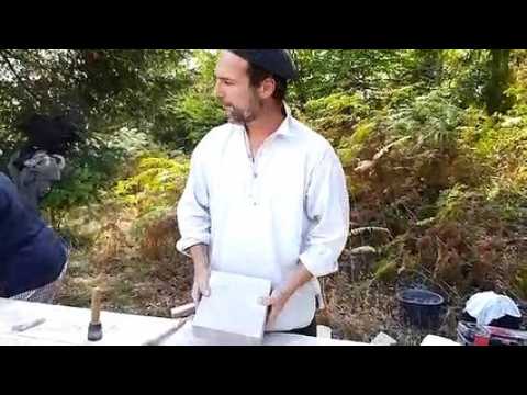 Démonstration de sculpture de la pierre à  la Croix Guillaume