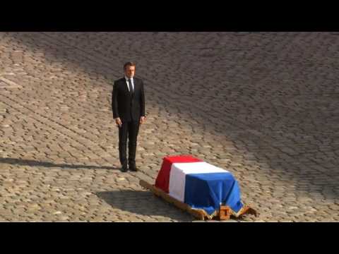 Military honours are paid to Chirac