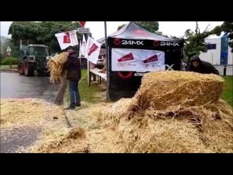 Agriculteurs au rond-point de l'EPL Agro à Bar-le-Duc, de la paille est étalée sur la chaussée
