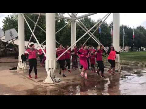 Flash-mob pour Octobre rose à Saint-Dié-des-Vosges