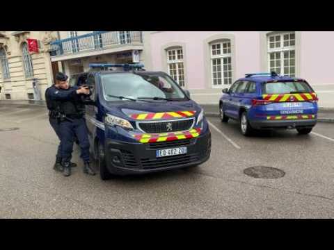 Vidéo. Les gendarmes procèdent à une interpellation en public devant la mairie