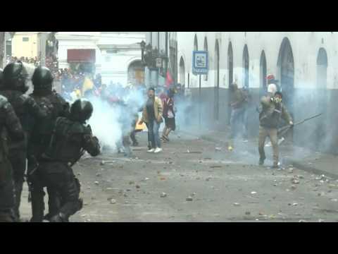 Police clash with demonstrators in Ecuador in ongoing protests