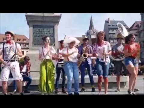 En musique avant le départ de la Zombie walk à Strasbourg