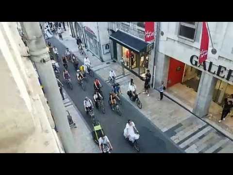 Mariage en fanfare et à vélo au centre-ville de Besançon