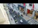 Mariage en fanfare et à vélo au centre-ville de Besançon