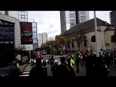 Des pompiers de Nancy saluent le cortège de gilets jaunes qui passent devant la caserne Joffre