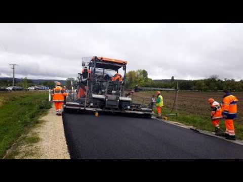 Réfection sur la D908 entre Apremont-la-Forêt et Vigneulles-lès-Hattonchâtel : pose du nouvel enrobé de la chaussée