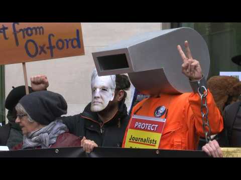 Wikileaks: Demonstration outside UK court hearing on Assange extradition