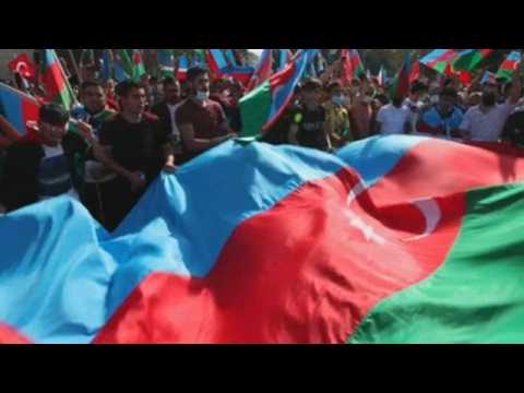 Hundreds of people show support for Azerbaijan in Turkey