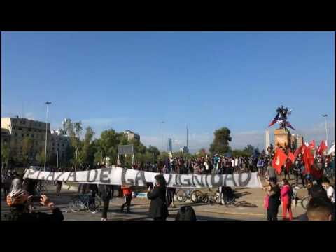 Chile: protest against police officer who allegedly pushed minor from bridge