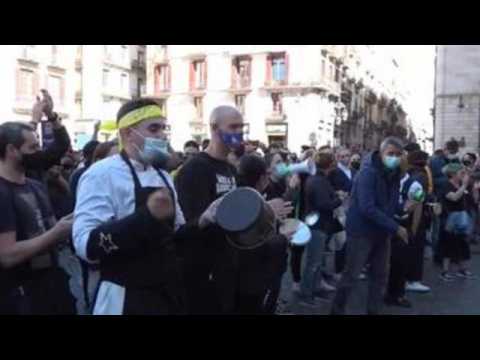 Some 1,000 bar, restaurant workers protest in Barcelona against closure
