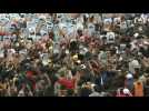 Thailand: Hundreds of protesters shut down traffic at Democracy Monument