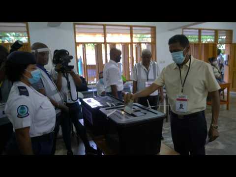 Presidential election in Seychelles: polling stations open, president votes