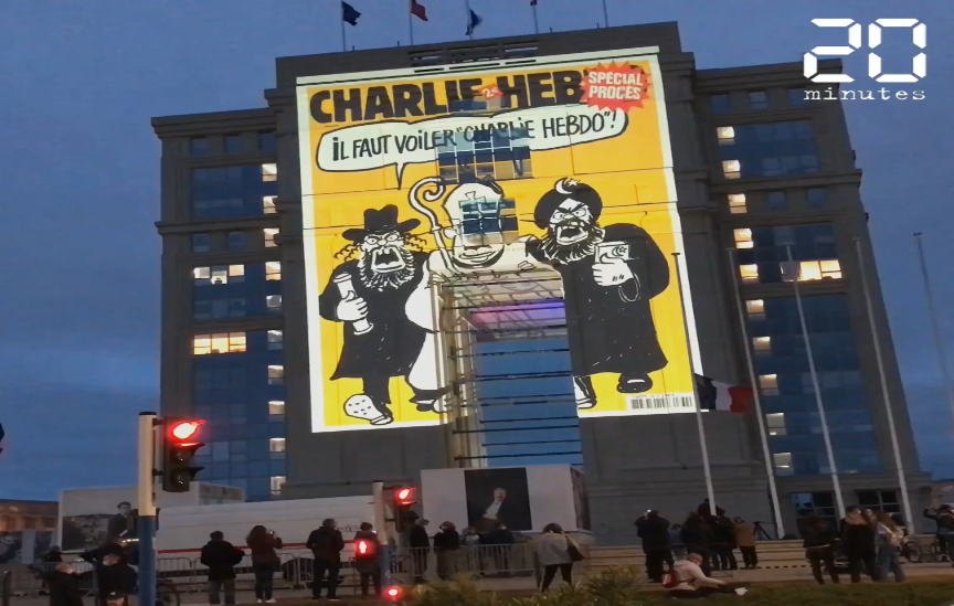 VIDEO. Hommage national à Samuel Paty : Des Unes de « Charlie Hebdo » projetées à Montpellier et Toulouse