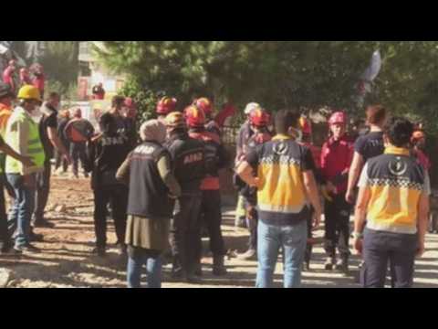 Rescue works continue in Izmir amid threat of Covid-19