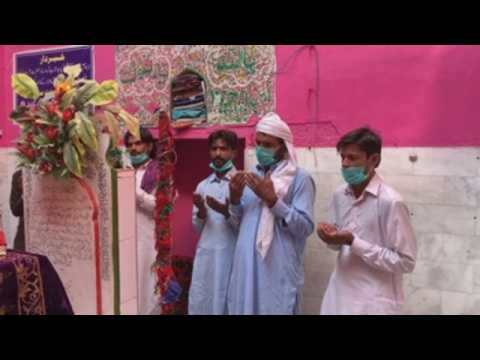 Desperate couples pray at Pakistan's shrine of love