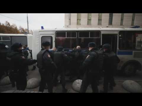 Arrests in Moscow at protest for political prisoners