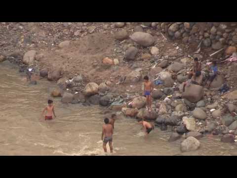 Honduran children victims of Eta and Iota bathe in foul stagnant waters