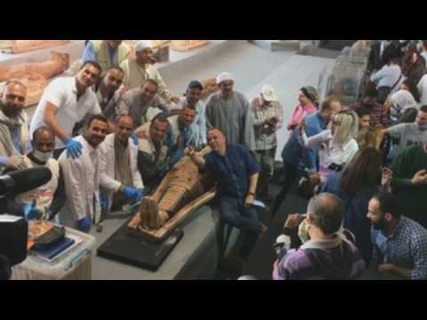 The discovery of a new burial site attracts Egyptians