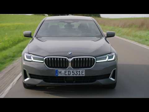 The new BMW 530e Sedan Driving Video