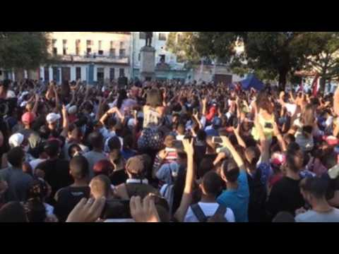 Pro-gov't Cubans stage demonstration vs. artists' movement in Havana