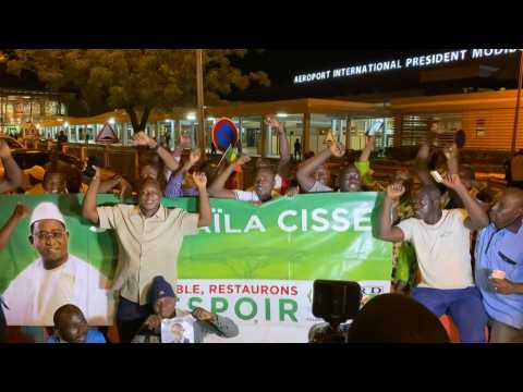Hostages freed in Mali: Supporters of top politician Soumaila Cisse wait at airport
