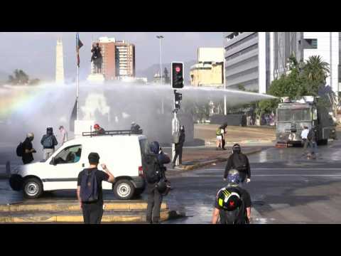 Chielan police use water cannons against protesters in Santiago