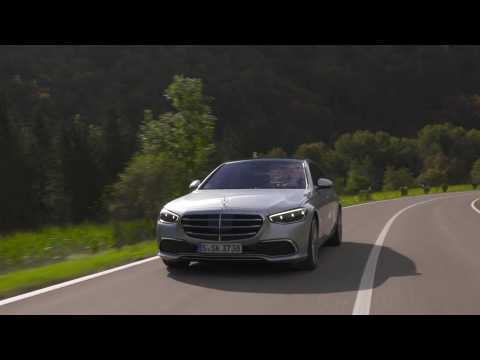 The new Mercedes-Benz S 500 4MATIC in high-tech silver Driving Video