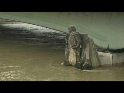 River Seine levels continue to rise in Paris