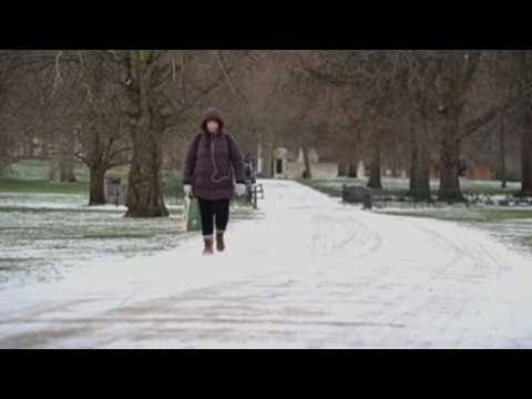 London wakes up to snowy streets