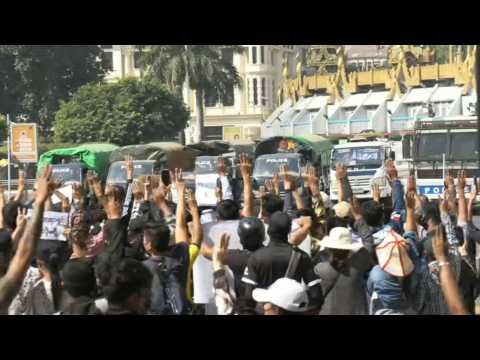 Myanmar: Yangon protesters face off against police