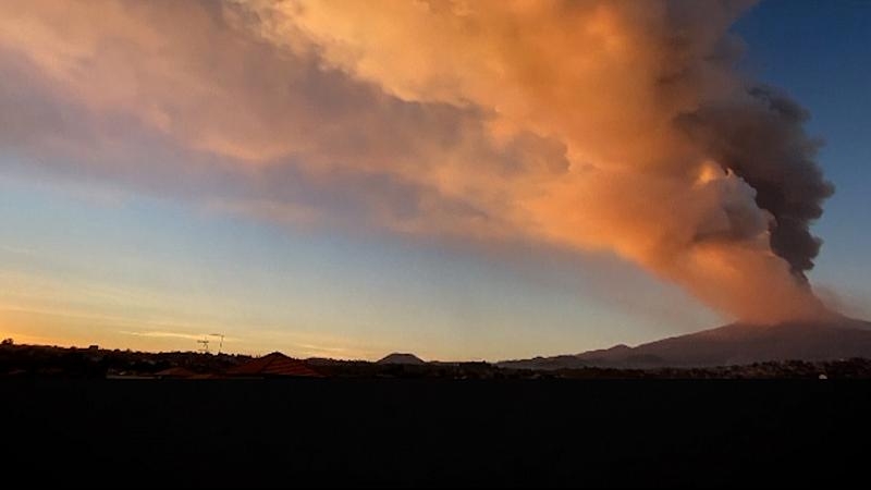 Une spectaculaire éruption de l'Etna (Euronews FR)