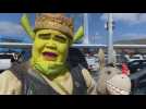 Mexican guy dresses as cartoon character Shrek to earn money for family, community