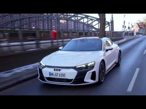 Audi e-tron GT Suzuka Grey Driving in the city