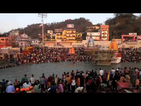 India: Hundreds of thousands plunge in Ganges to celebrate Kumbh Mela
