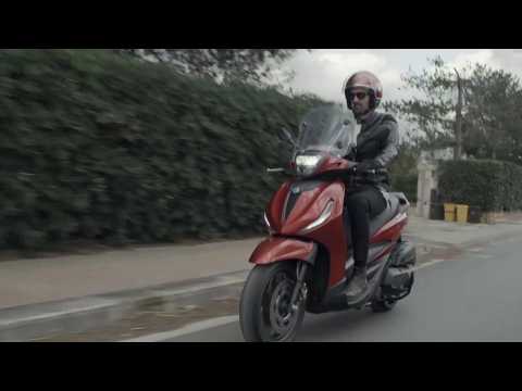The new Piaggio Beverly in Orange Riding video