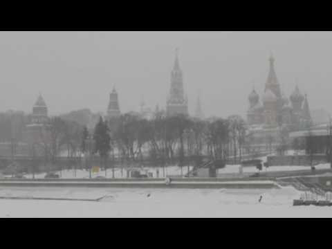 Heavy snowfall blankets Moscow