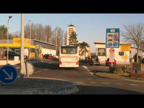 Cars cross Franco-German border ahead of Covid traffic restrictions