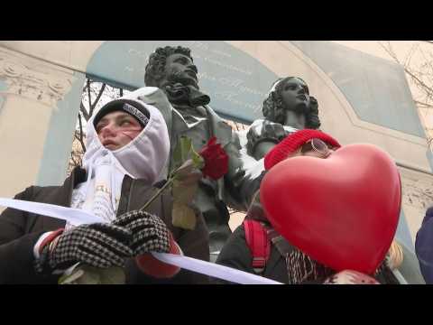 Russian women form Valentine's Day chains to protest crackdown