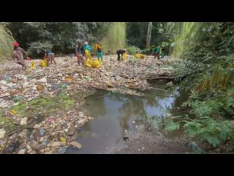 Volunteers cleanup severely polluted river in Pretoria