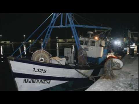 A fishing boat lost days ago with four fishermen transferred to Motril