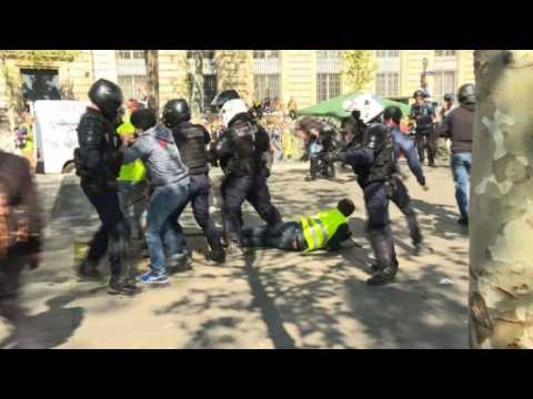 'Yellow vests': police, protesters clash place de la République