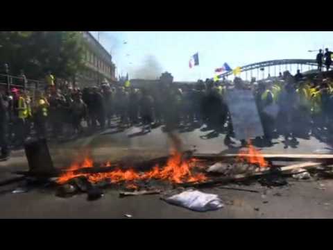 Fire lit and extinguished in Paris 'yellow vests' protests